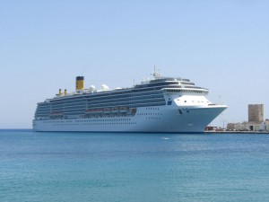 Kreuzfahrtschiff im Hafen von Kreta